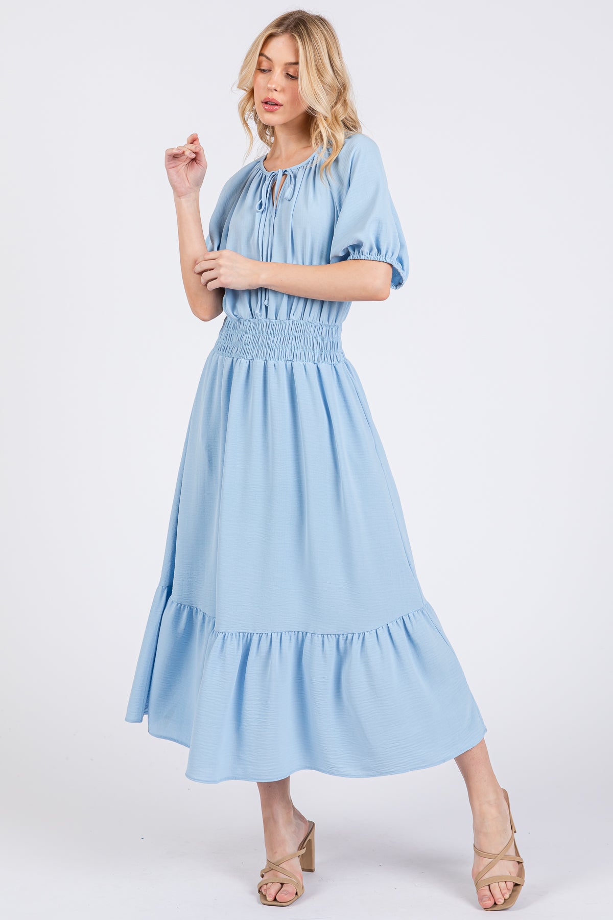 Midikleid mit gesmokter Taille und Puffärmeln