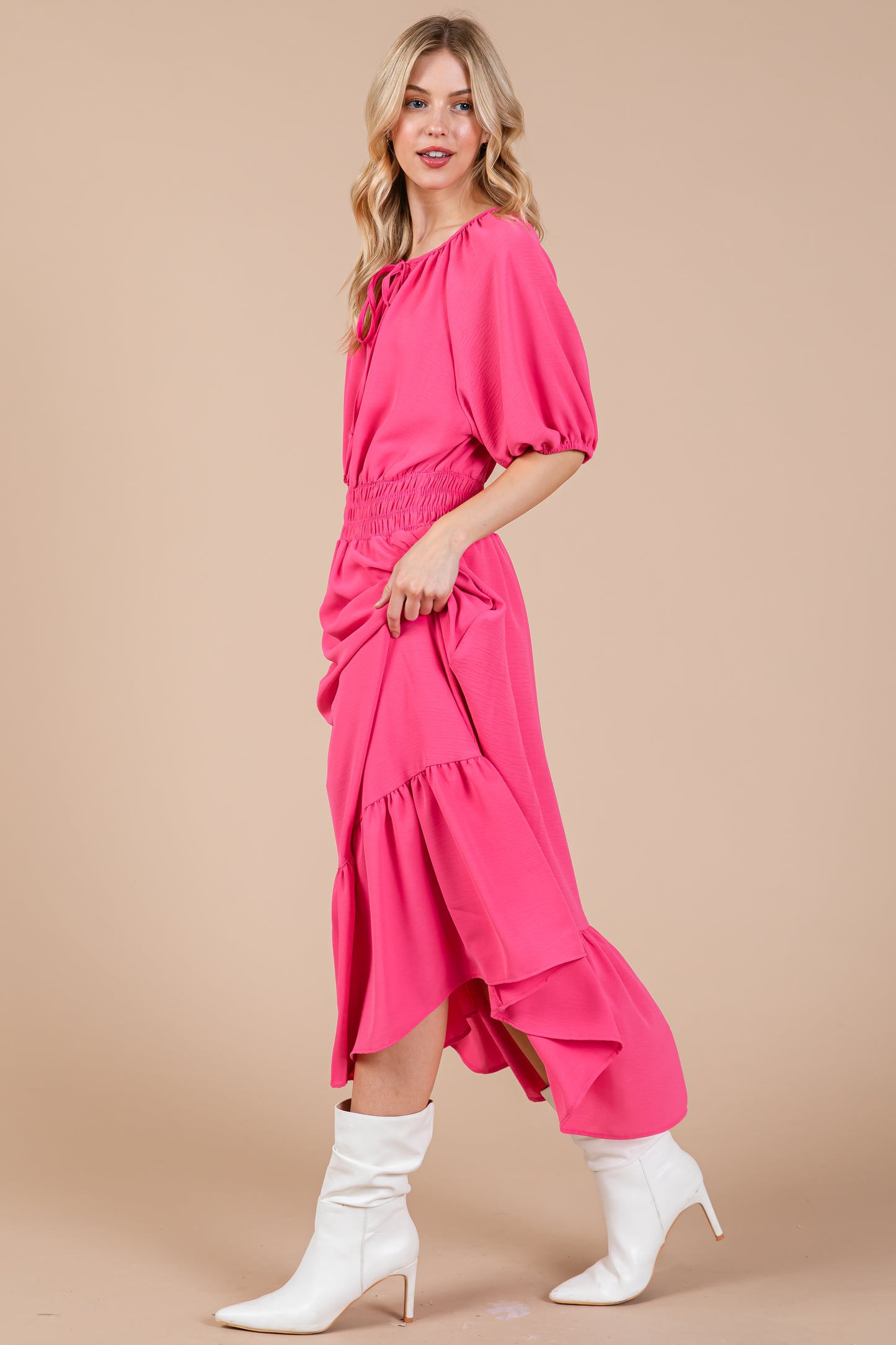 Midikleid mit gesmokter Taille und Puffärmeln