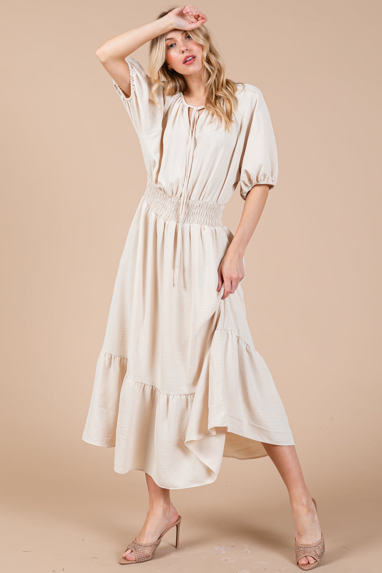 Midikleid mit gesmokter Taille und Puffärmeln