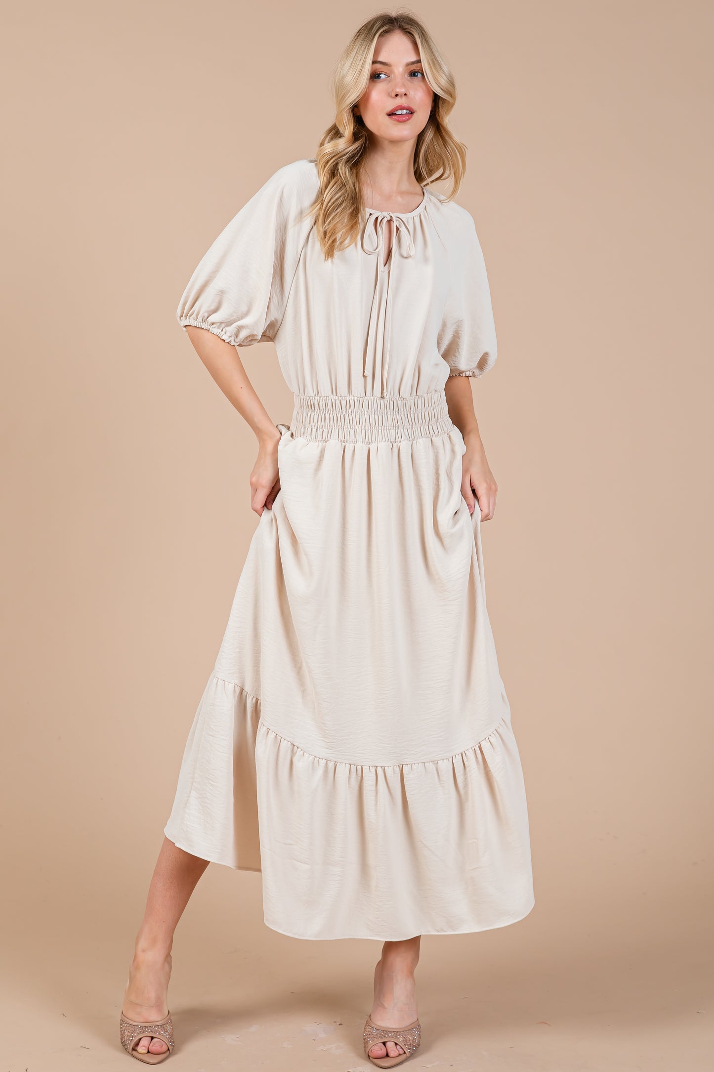 Midikleid mit gesmokter Taille und Puffärmeln