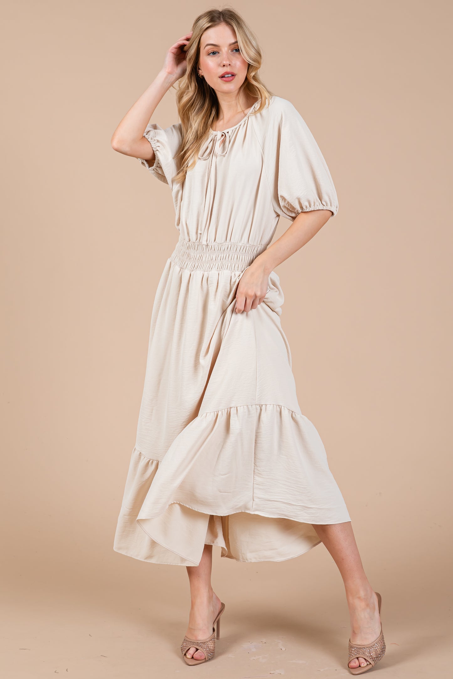 Midikleid mit gesmokter Taille und Puffärmeln