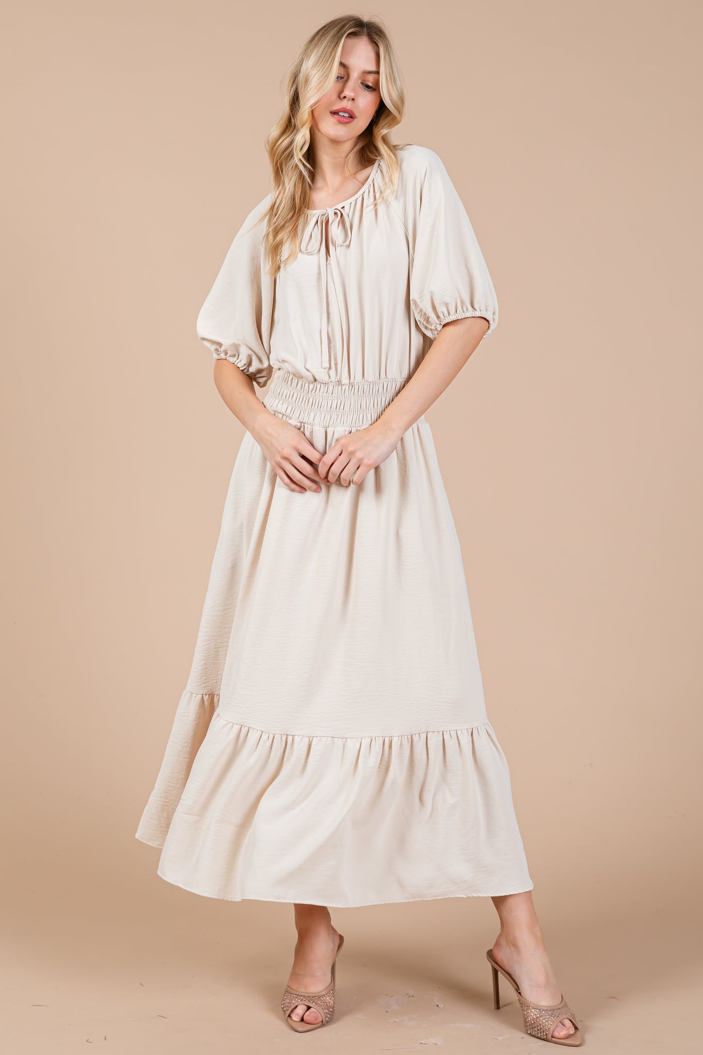 Midikleid mit gesmokter Taille und Puffärmeln