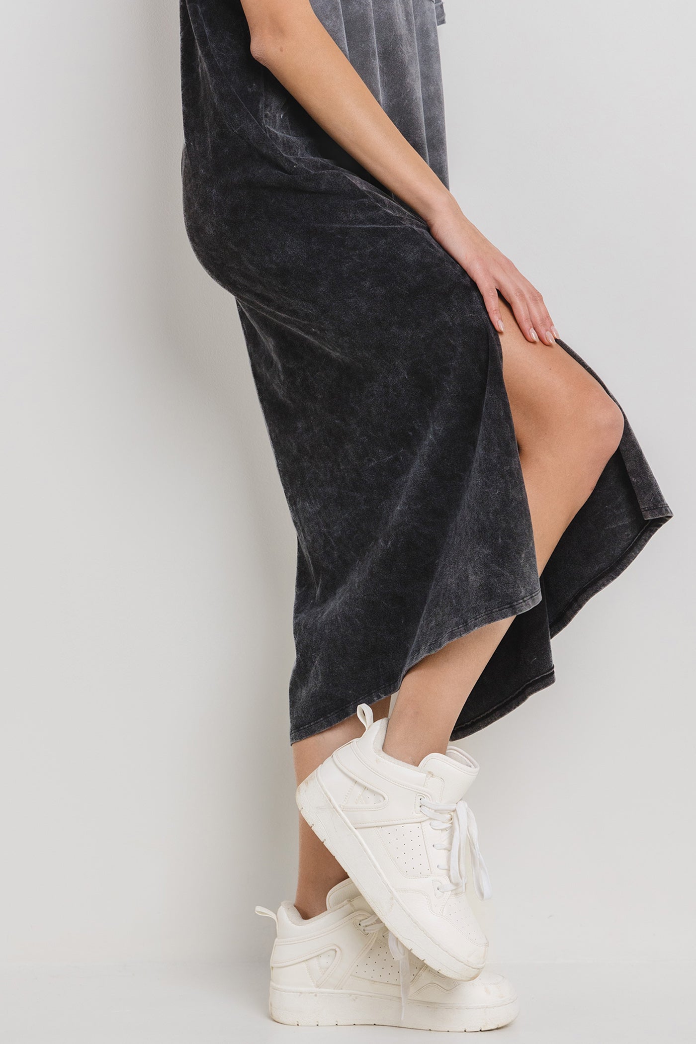 Mineralgewaschenes Midi-T-Shirt-Kleid mit Tasche