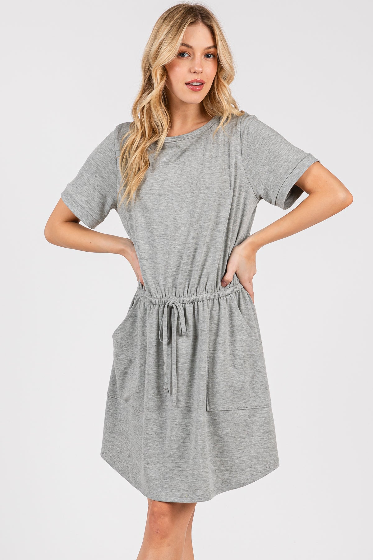 T-Shirt-Kleid mit Kordelzug und integrierten Shorts – entspannte Passform und stilvoller Komfort