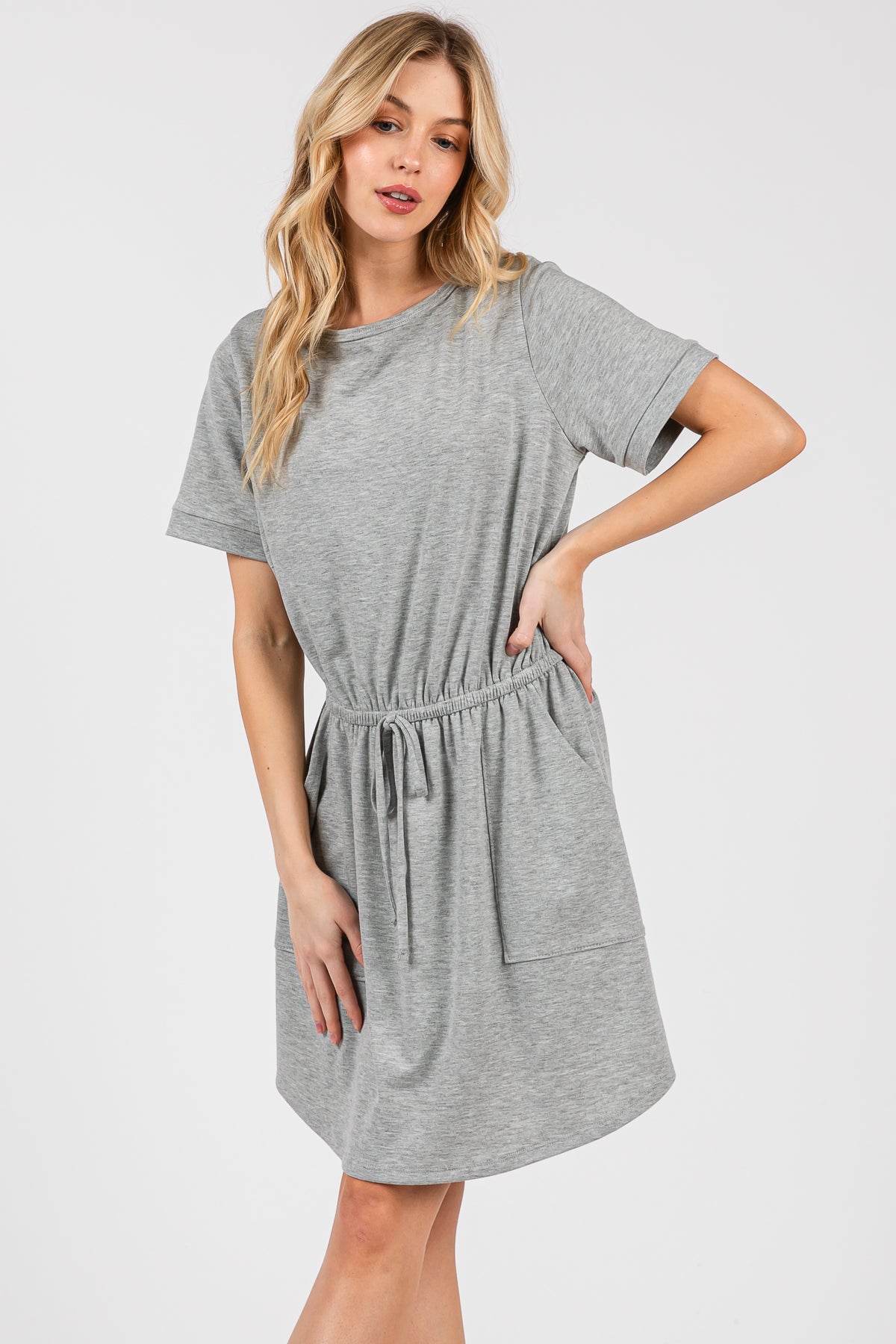 T-Shirt-Kleid mit Kordelzug und integrierten Shorts – entspannte Passform und stilvoller Komfort