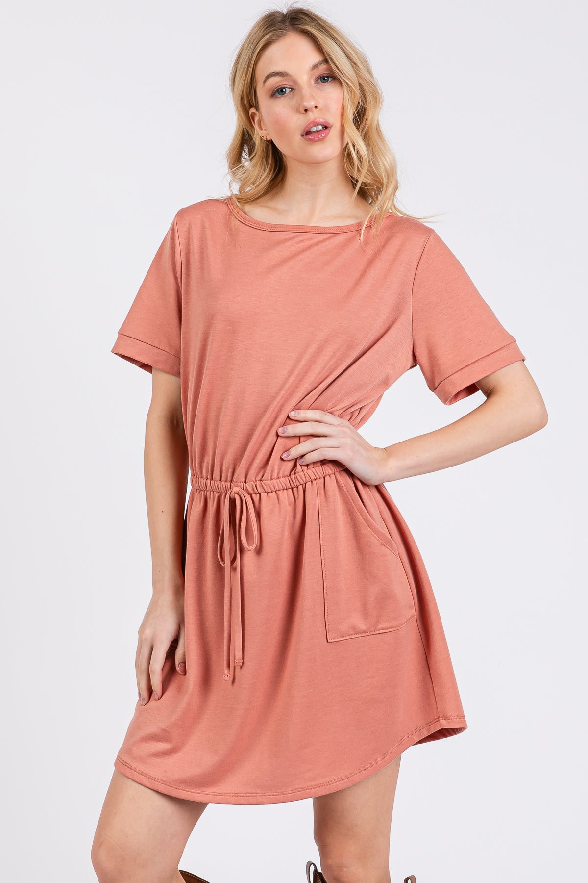 T-Shirt-Kleid mit Kordelzug und integrierten Shorts – entspannte Passform und stilvoller Komfort