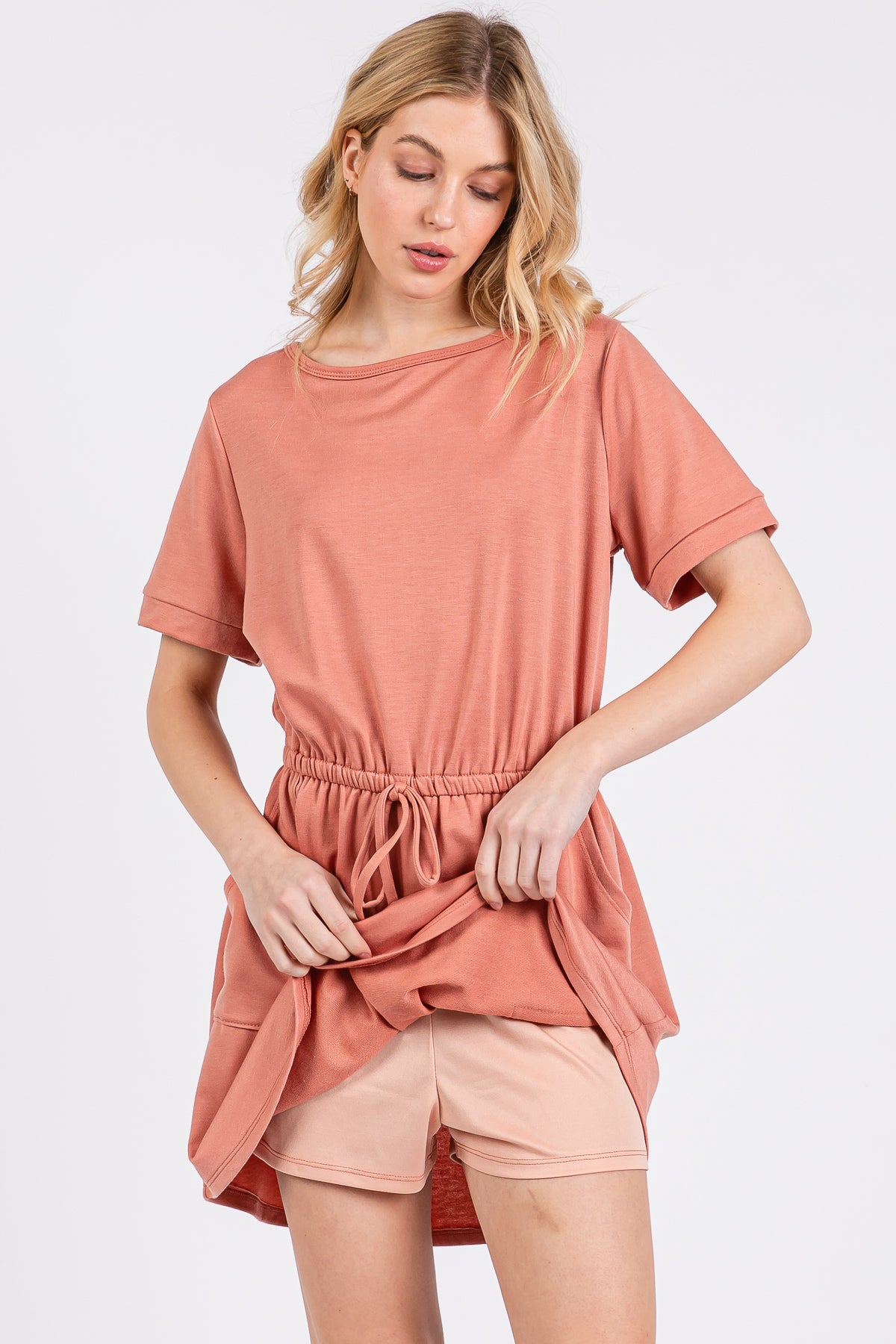 T-Shirt-Kleid mit Kordelzug und integrierten Shorts – entspannte Passform und stilvoller Komfort