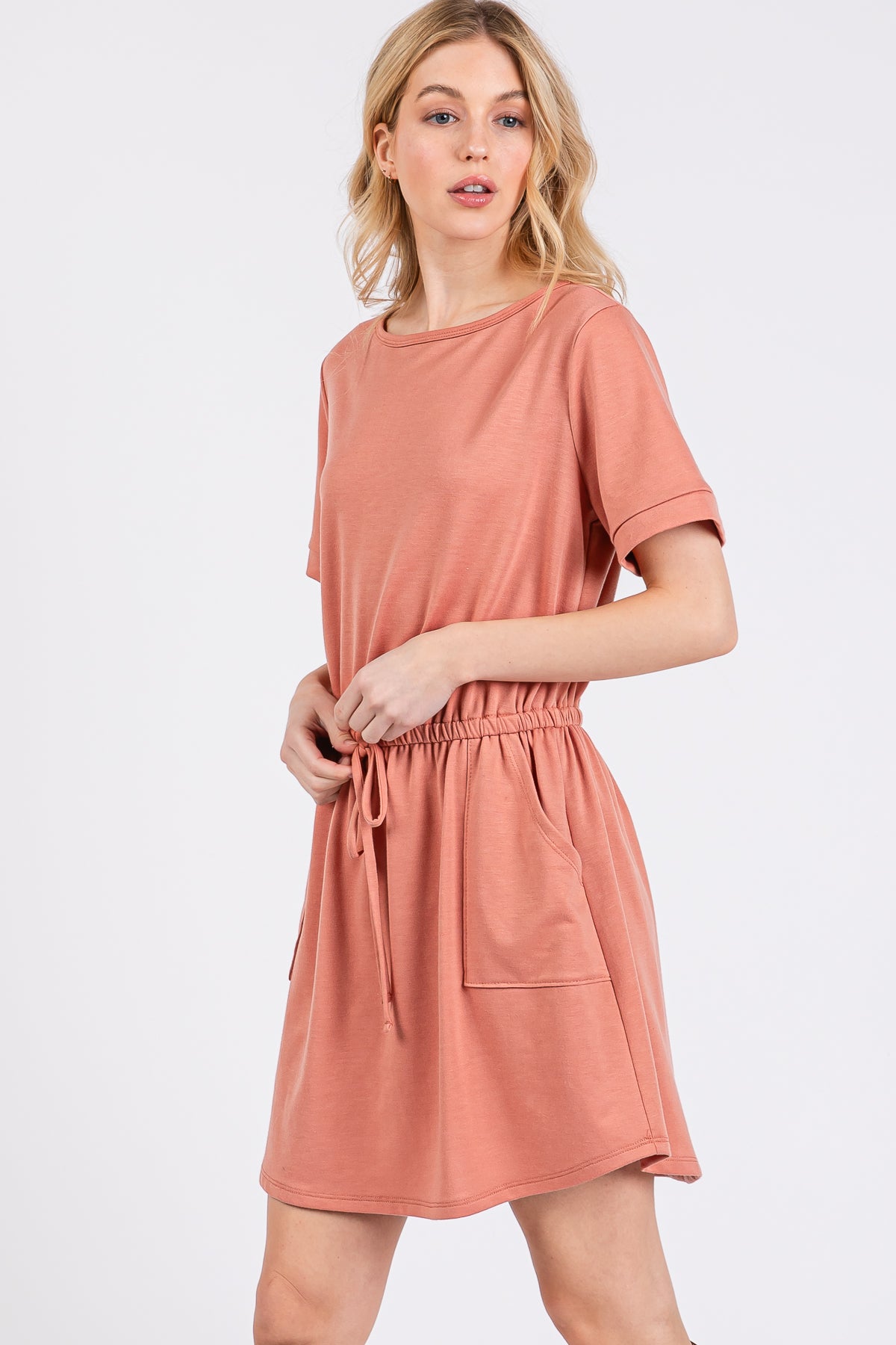 T-Shirt-Kleid mit Kordelzug und integrierten Shorts – entspannte Passform und stilvoller Komfort