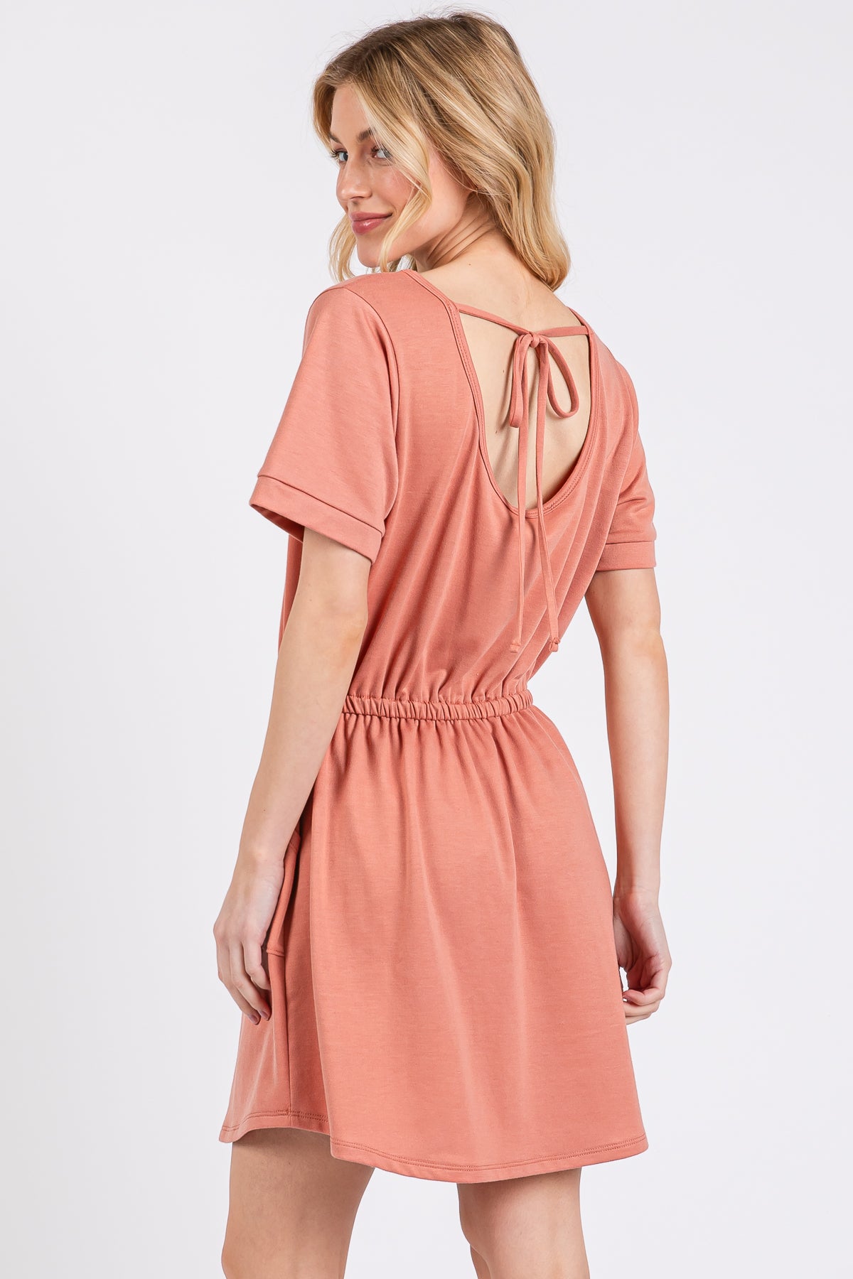 T-Shirt-Kleid mit Kordelzug und integrierten Shorts – entspannte Passform und stilvoller Komfort