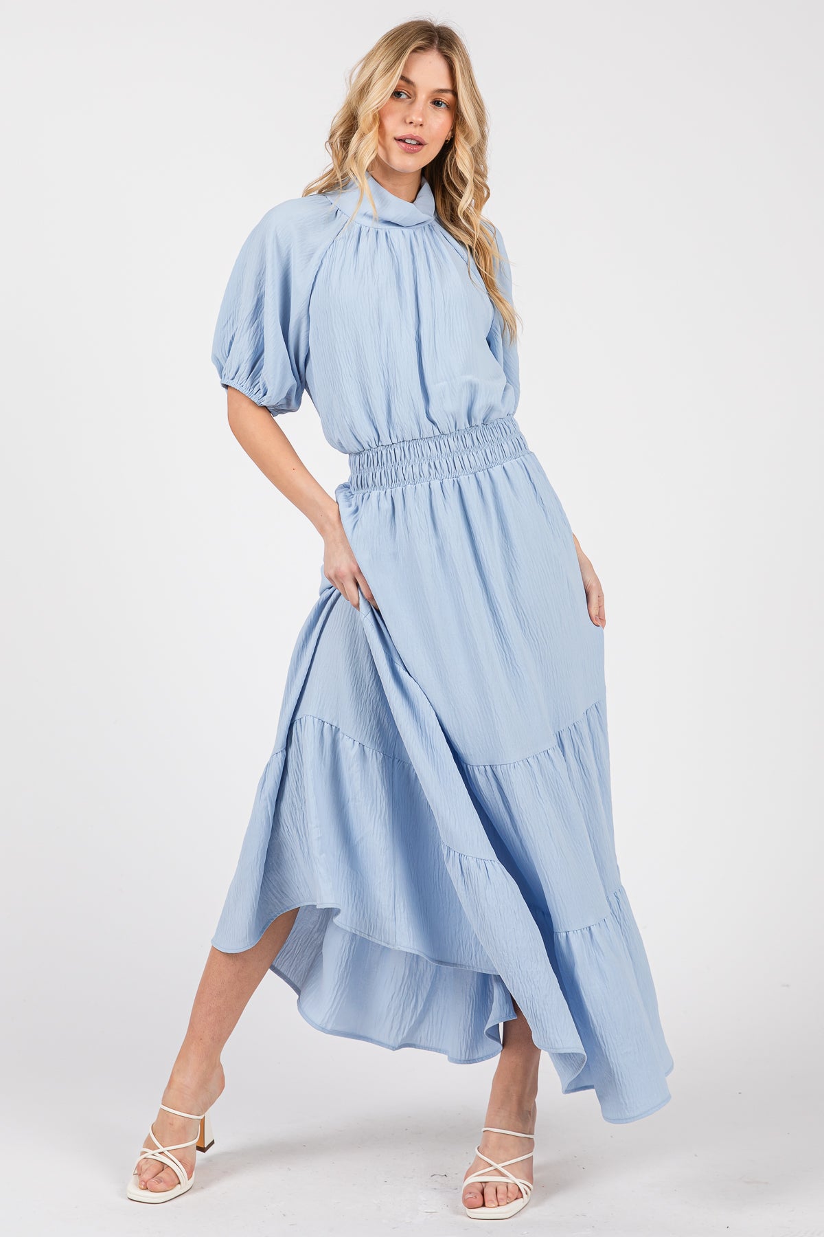 Robe longue à smocks et col montant – Fluide et élégante