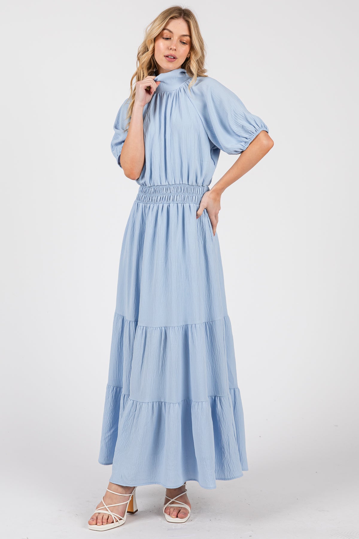 Robe longue à smocks et col montant – Fluide et élégante