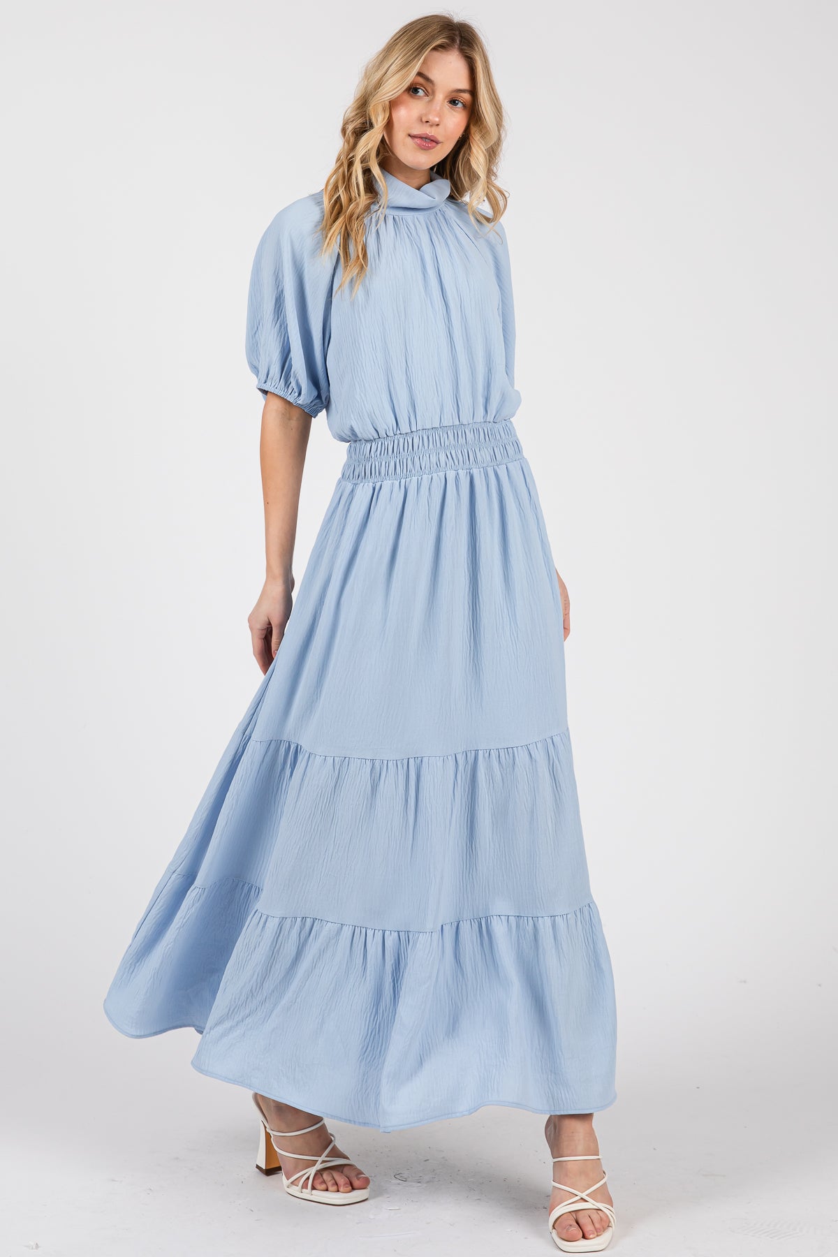 Robe longue à smocks et col montant – Fluide et élégante