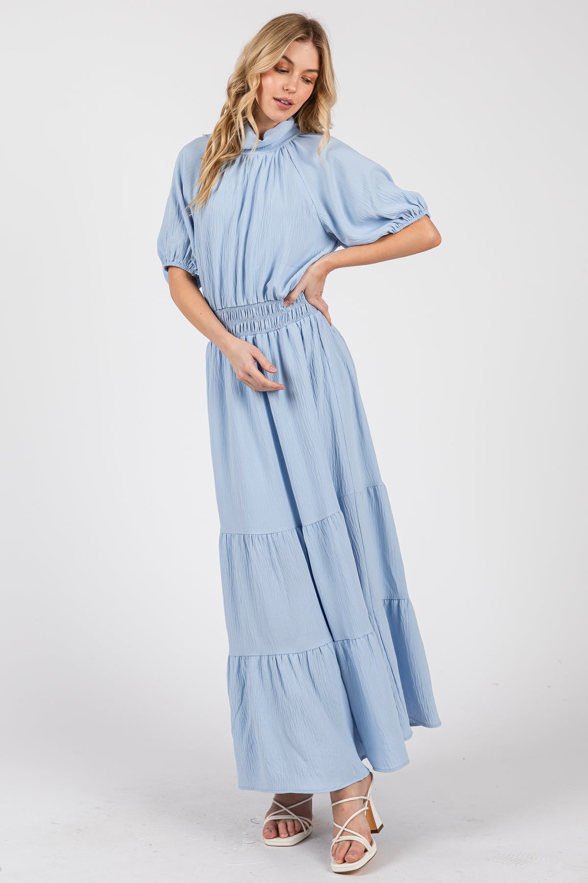 Robe longue à smocks et col montant – Fluide et élégante
