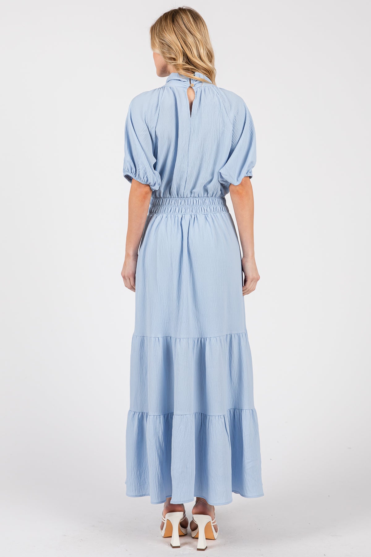 Robe longue à smocks et col montant – Fluide et élégante