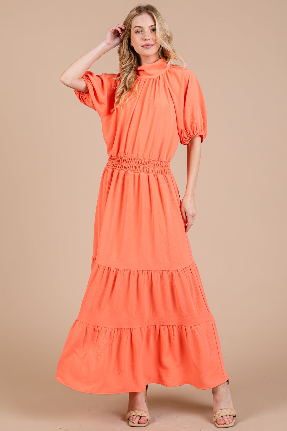 Robe longue à smocks et col montant – Fluide et élégante