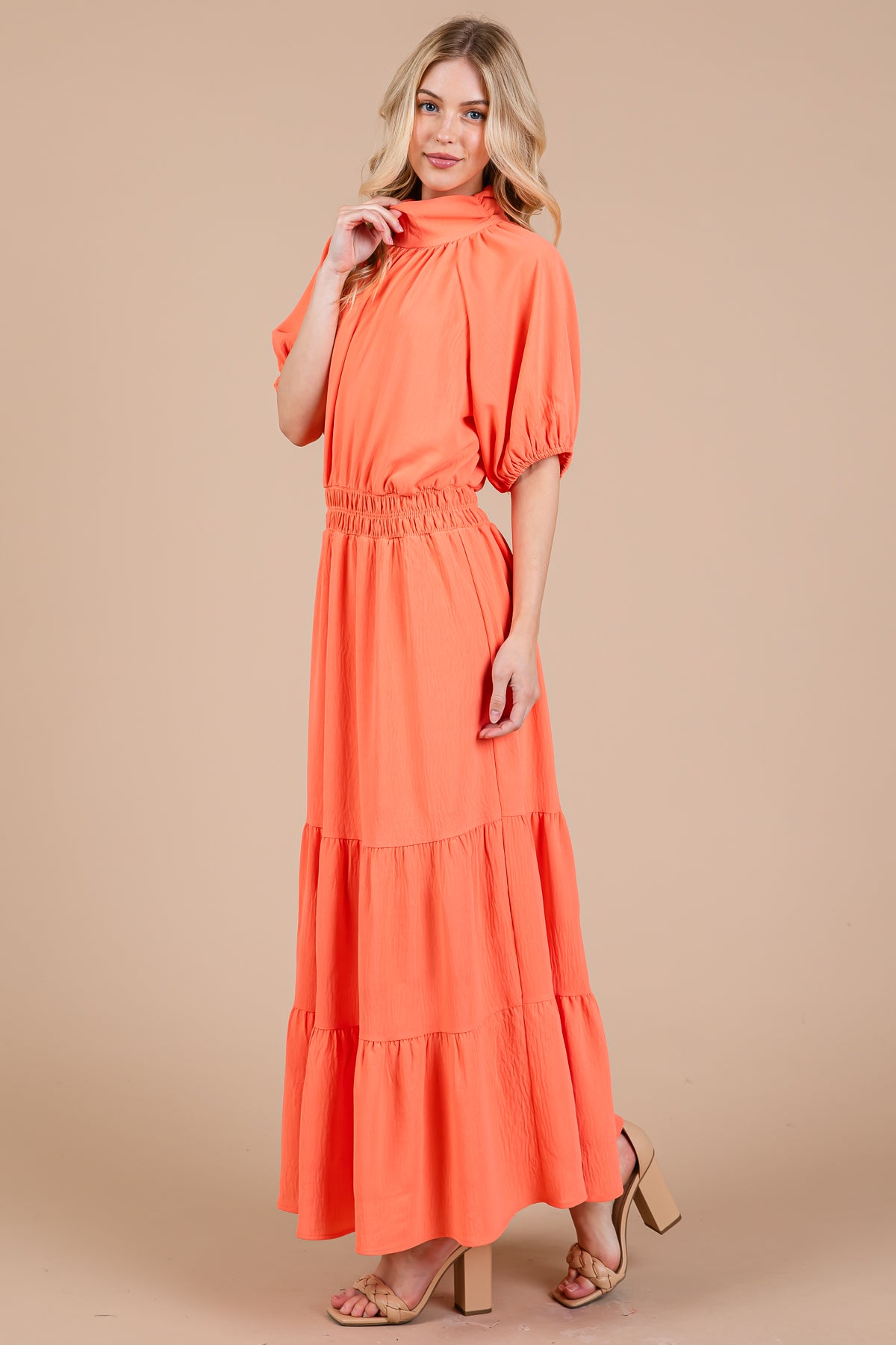 Robe longue à smocks et col montant – Fluide et élégante