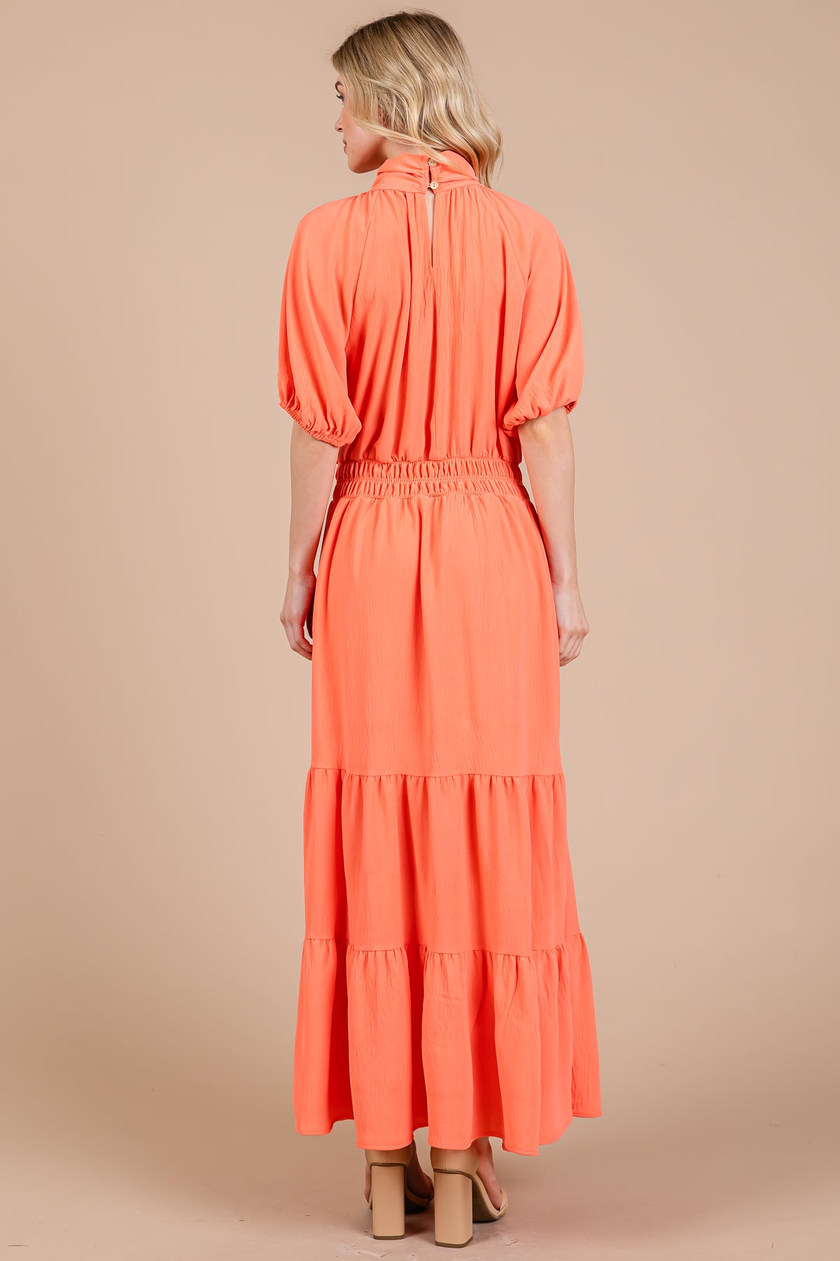 Robe longue à smocks et col montant – Fluide et élégante