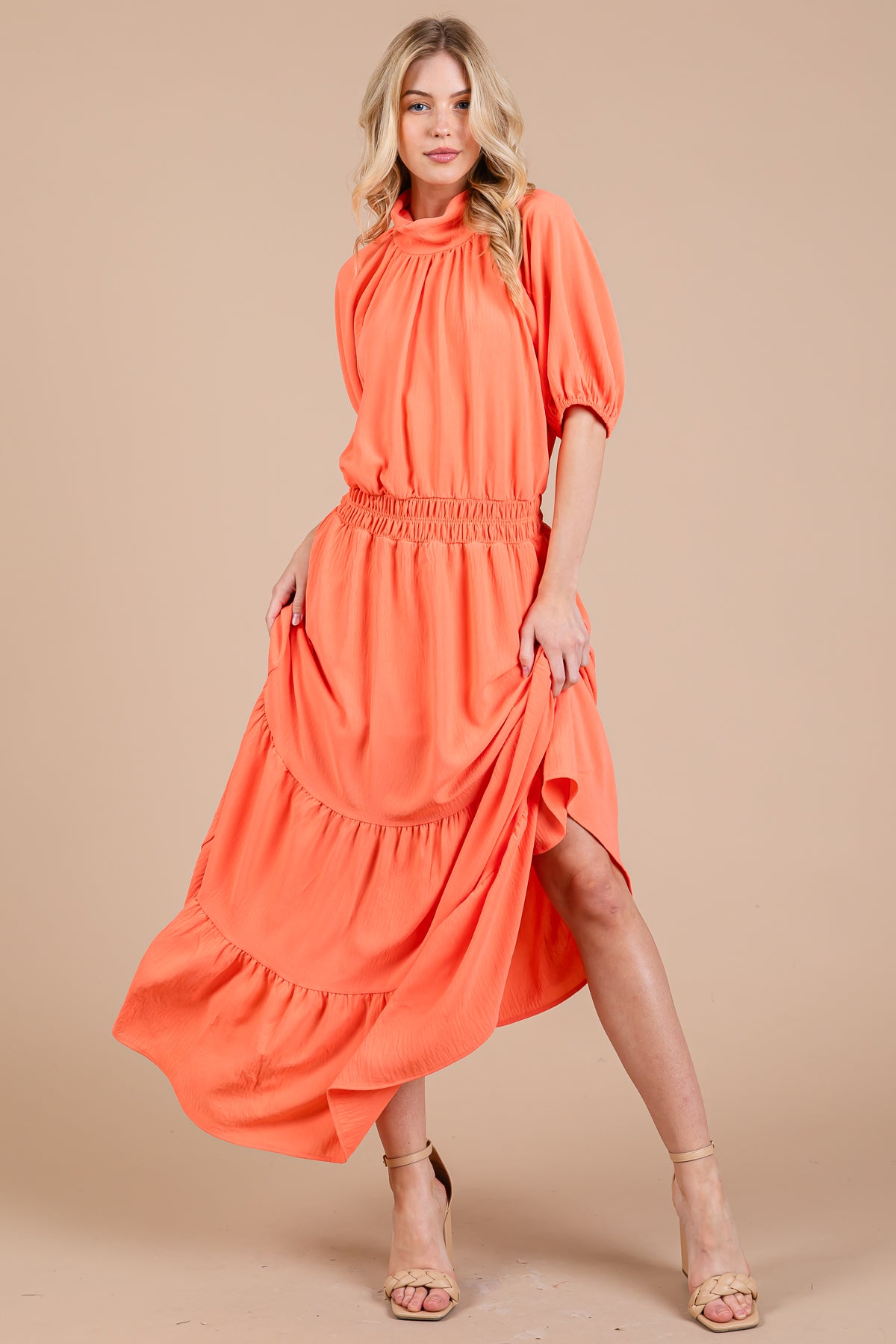 Robe longue à smocks et col montant – Fluide et élégante