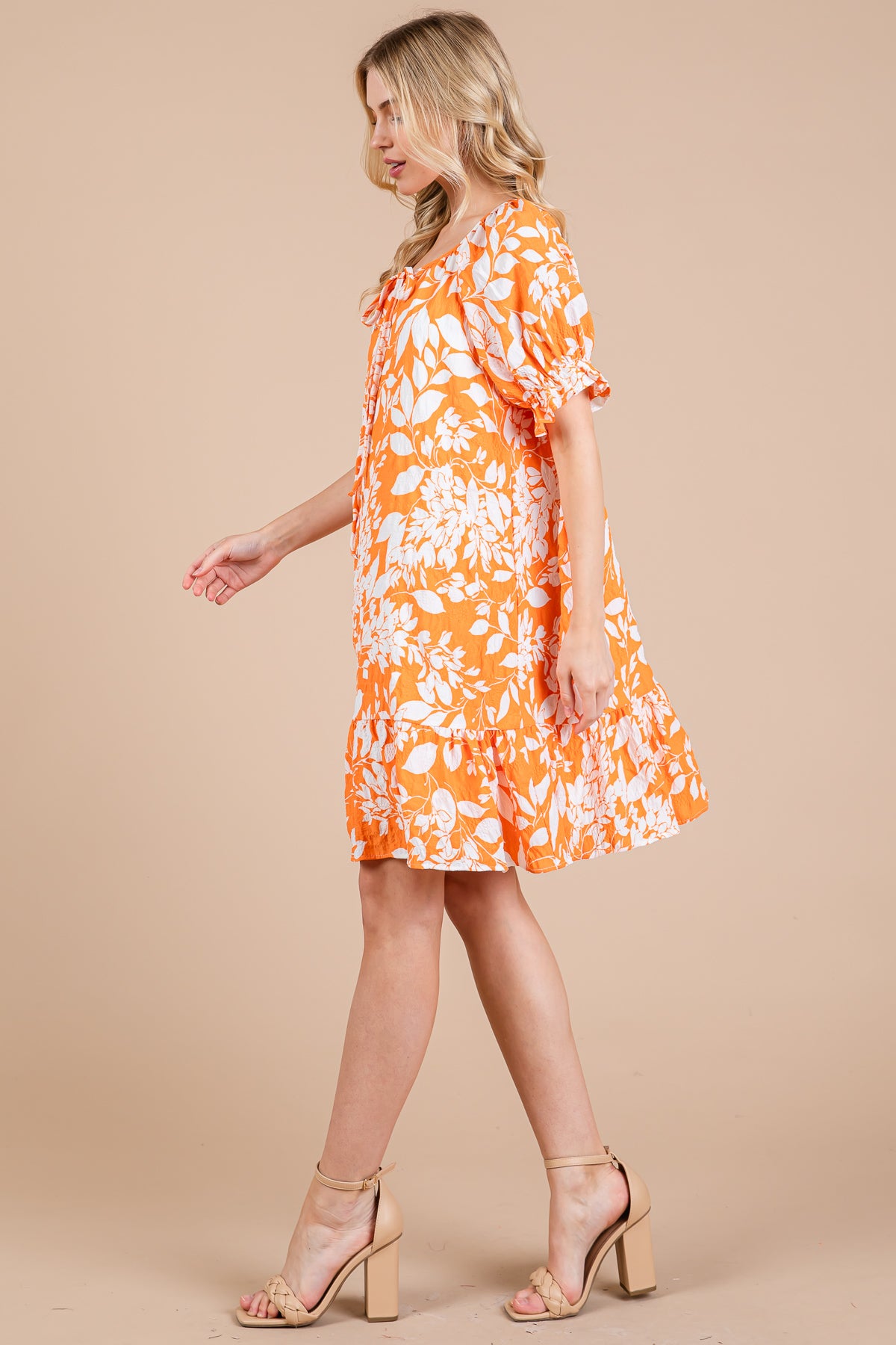 Mini-robe fleurie à volants et doublure
