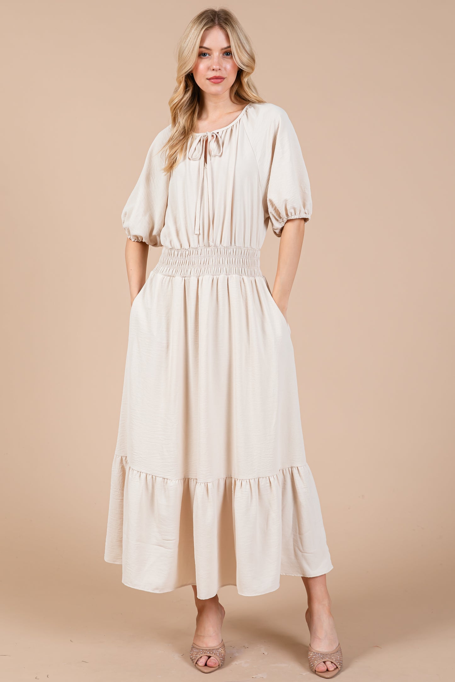 Midikleid mit gesmokter Taille und Puffärmeln