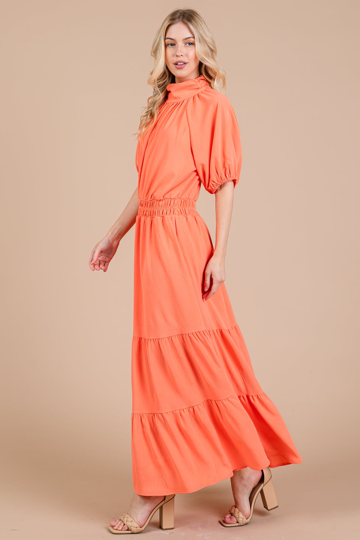 Gesmoktes Maxikleid mit hohem Halsausschnitt – fließend und elegant